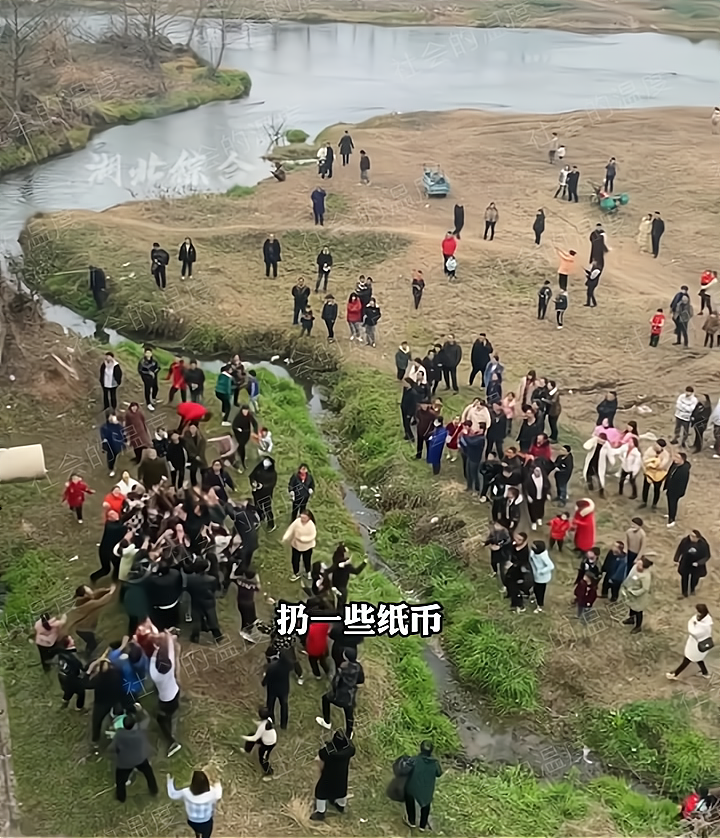 湖北黄石一河流大量百元钞票漂浮水面引路人围观警方到场处置