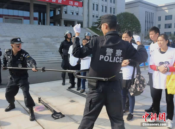 韩国警方及公调处千余人抓捕尹锡悦，现场有人因冲突受伤