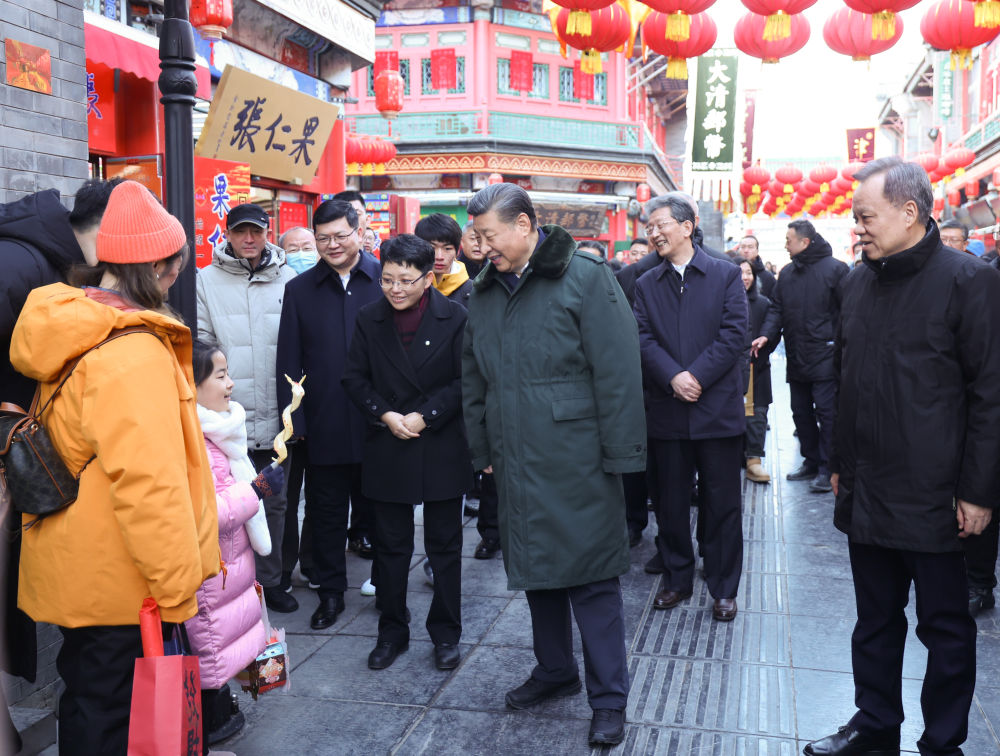 习近平在辽宁葫芦岛市看望慰问受灾群众