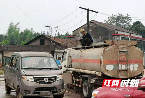 永州零陵区通报罐车侧翻致粗苯泄漏：已筑坝截留清理转运，城区供水正常