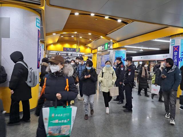 北京将迎春运返程大客流，明日起多条地铁陆续启动延时