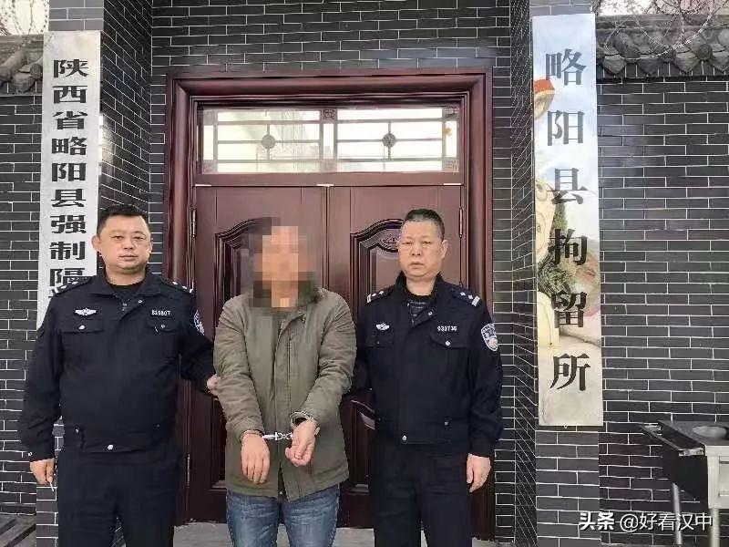 湖南一警车驾驶员连撞3辆车后逃逸，当地回应