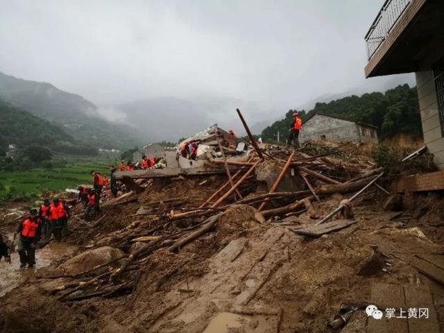 四川筠连县沐爱镇发生山体滑坡，已救出的2人无生命危险