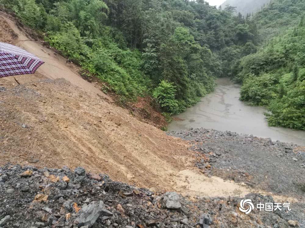 四川筠连山体滑坡现场：10个小组对核心区域展开大规模搜救