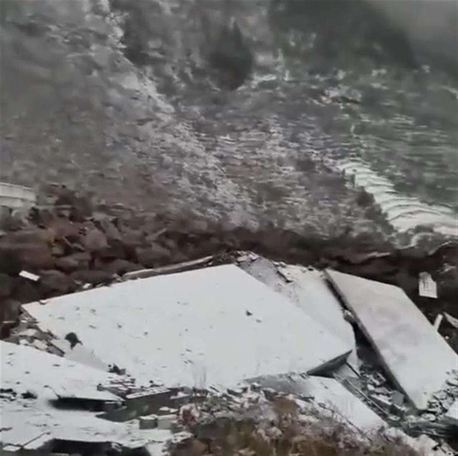 四川筠连山体滑坡现场：核心区域雨雾笼罩，不时有滚石坠落